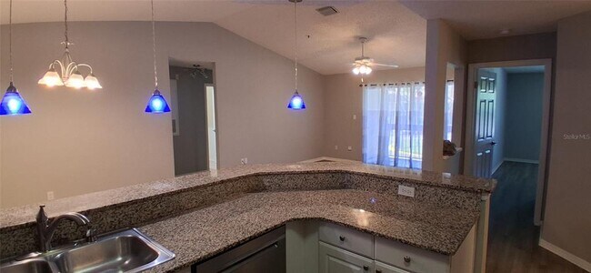 Foto del edificio - 4045 Crockers Lake Blvd