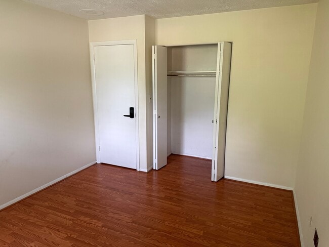 Building Photo - 9083 Meadow Heights Rd