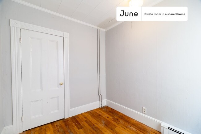 Foto del edificio - Private bedroom in 3 bed/1 bath Home