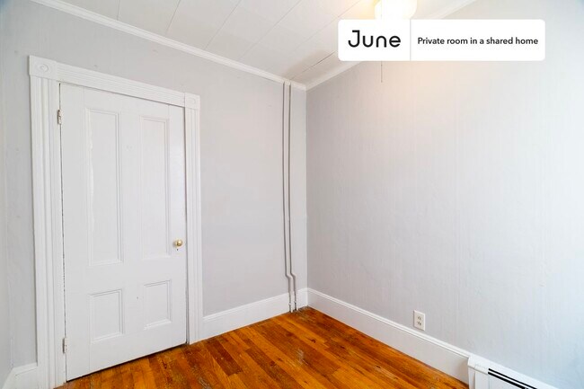 Building Photo - Private bedroom in 3 bed/1 bath Home
