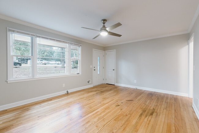 Family Room - 5 W Gantt Cir House