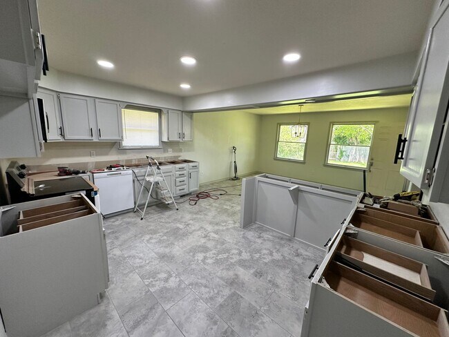 Building Photo - Fully Remodeled 3bed/2bath Available in We...