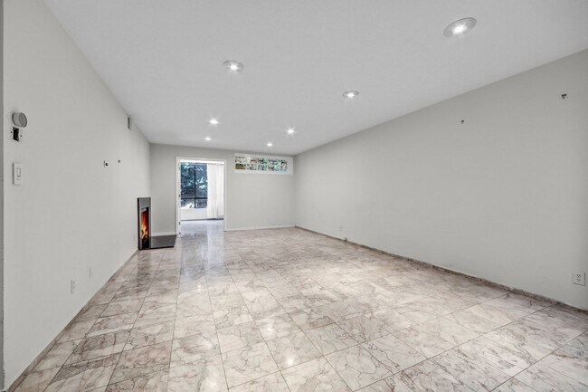 Building Photo - Spacious End-Unit Hollywood Condo with 2 Parking Spaces