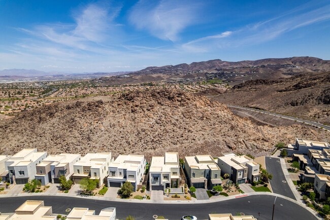 Building Photo - Luxury Rental with Mountain Views in Gated Henderson Community