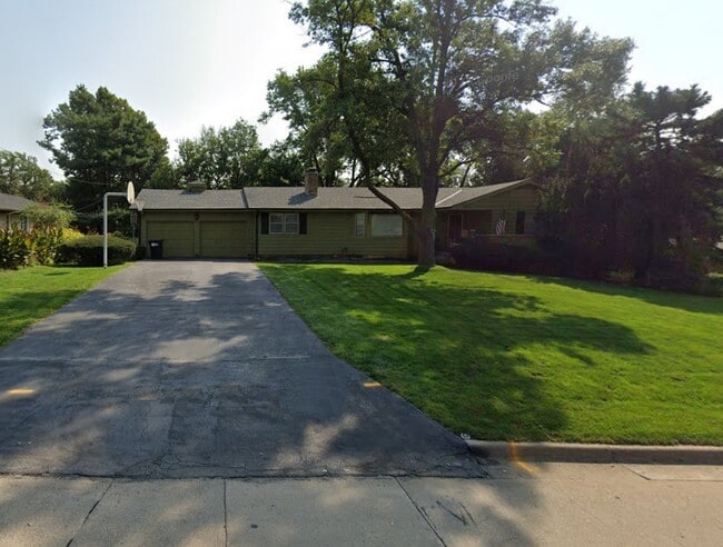 Building Photo - 321 S 70th Ave