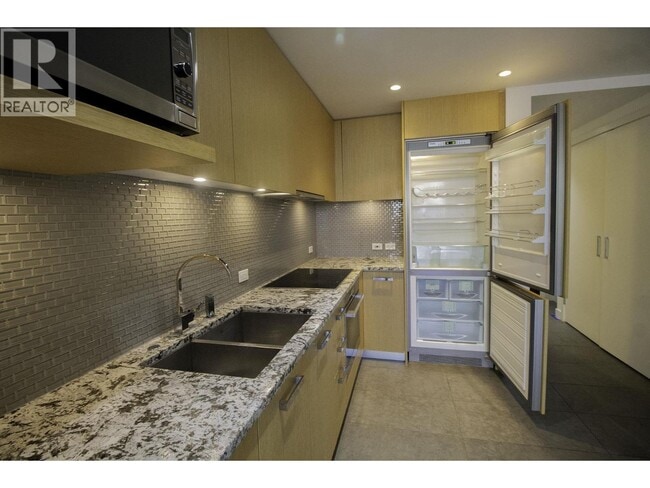 Building Photo - 1028 Barclay St