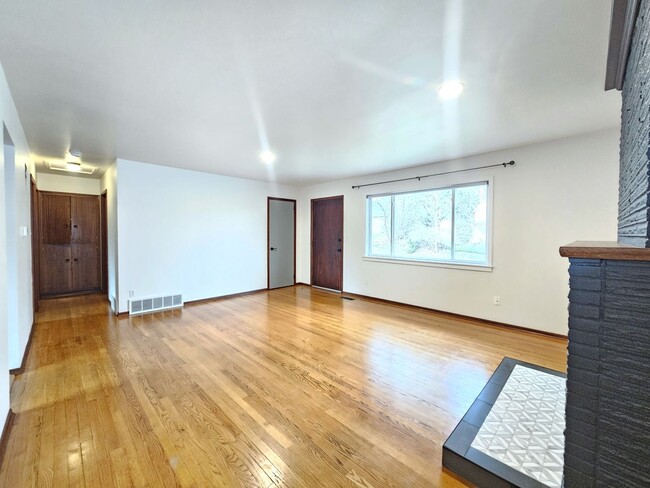 Foto del edificio - $2,300 - 3 Bed / 2 Bath Rancher Home in Perry District