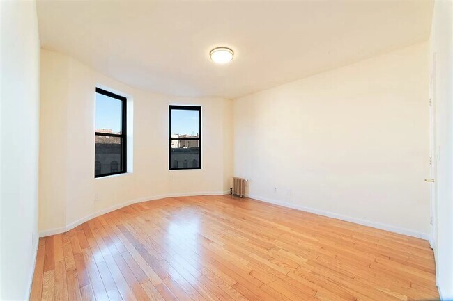 Building Photo - 570 W 183rd ST
