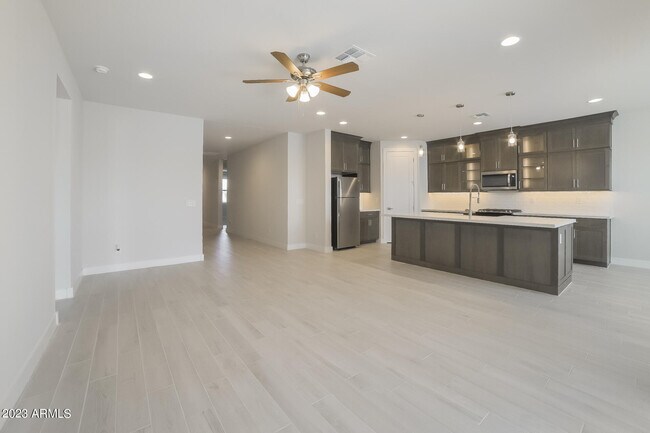 Foto del edificio - 6907 W Allen St