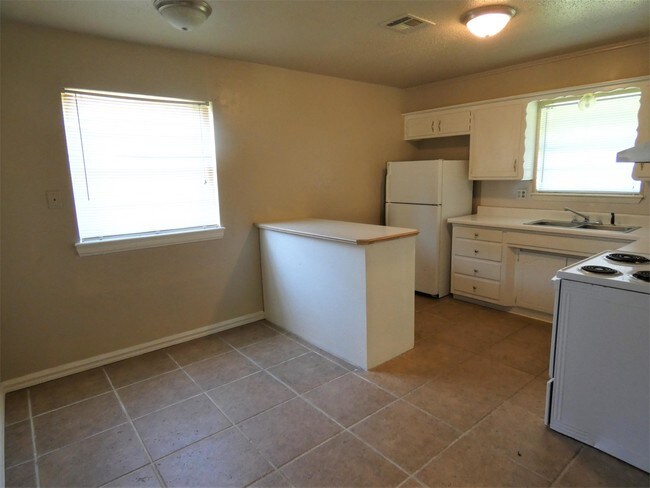 Building Photo - 14032 Gateway Dr