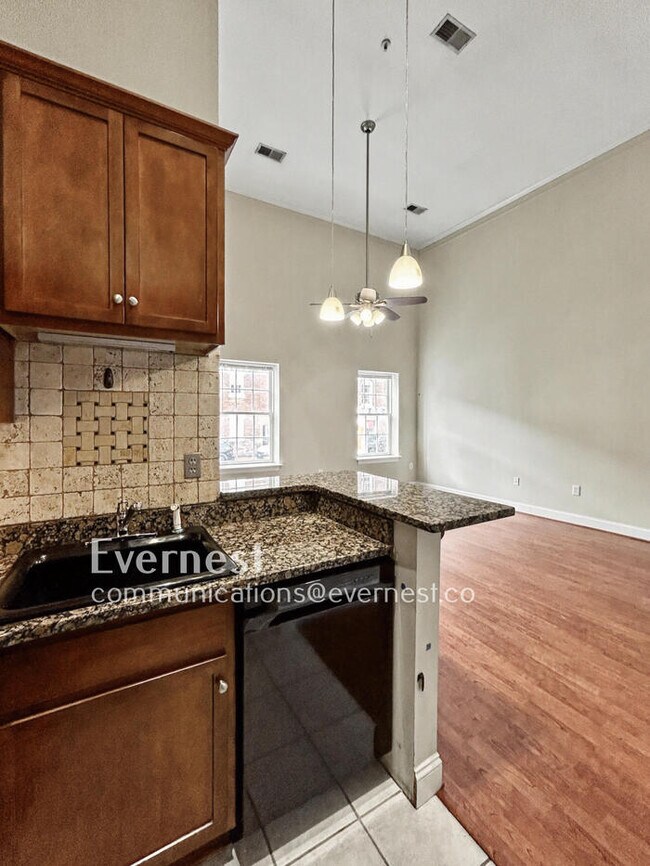 Foto del edificio - 2418 E Franklin St