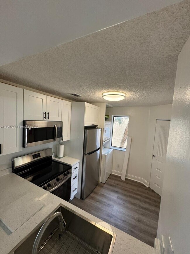 Building Photo - 1075 Coral Club Dr