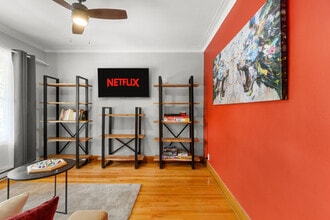 Building Photo - 6419 10e Avenue-SI ID1234506P