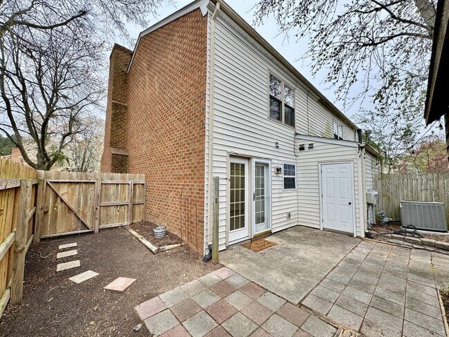 Foto del edificio - End Unit Available 05-06-25! Pet Friendly ...