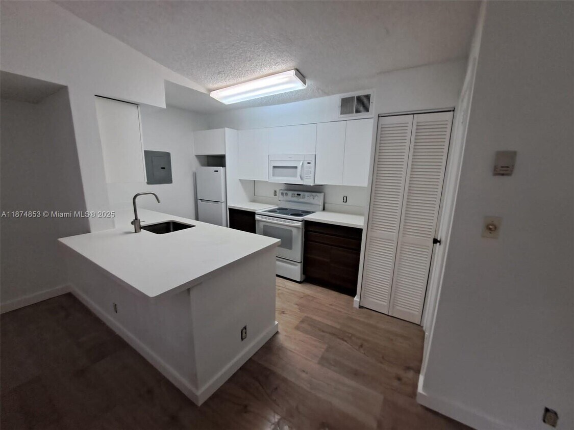Foto principal - 2946 S University Dr