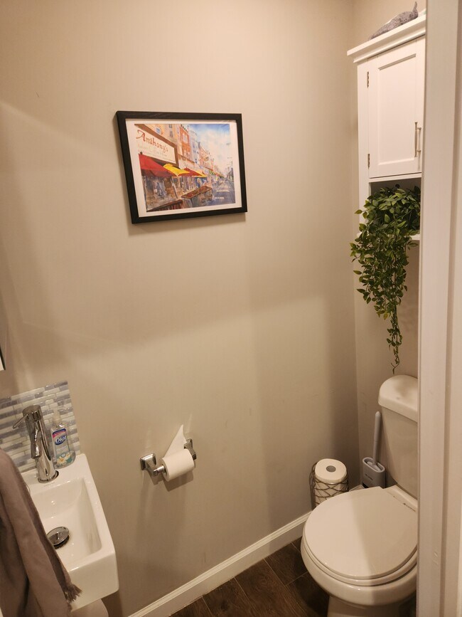 First Floor Powder Room - 916 Daly St