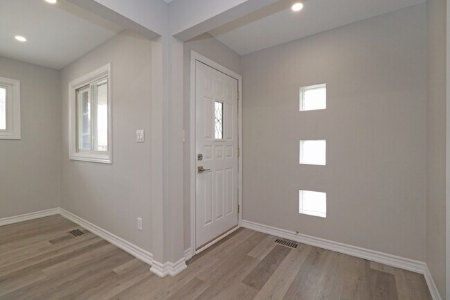 Building Photo - 6 Rockcliffe St