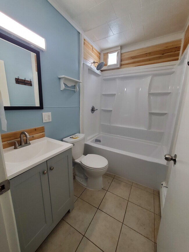 Building Photo - 118 Gamage Ave