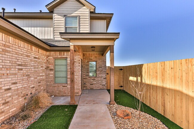 Building Photo - Like-New Modern Townhomes in Cooper ISD!