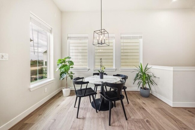 Foto del edificio - 6310 Brighton Oaks Ln