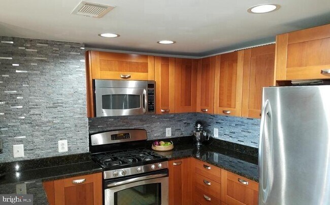 Foto del edificio - 2451 Midtown Ave