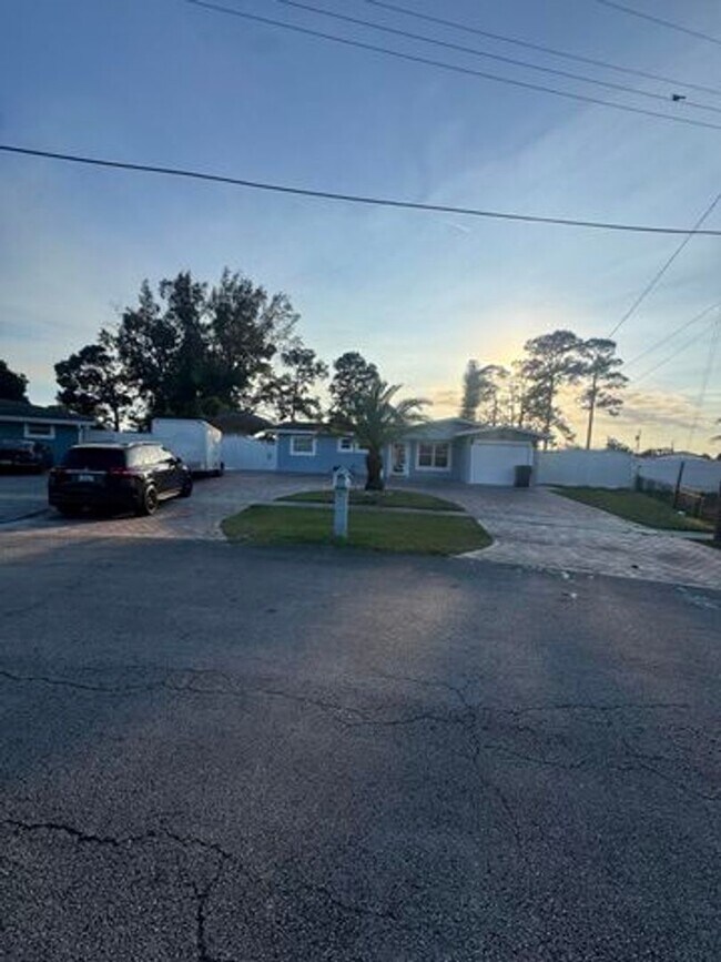 Foto del edificio - 2591 Rosehaven Rd