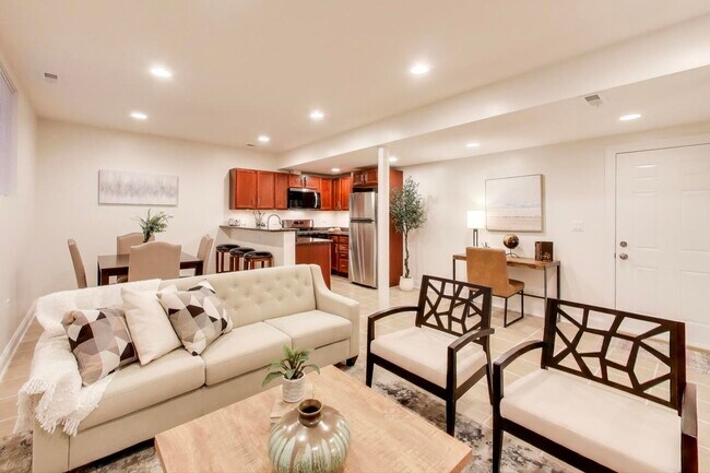 Foto del edificio - 6170 N Winchester Ave