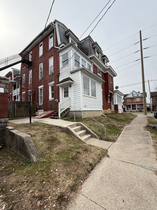 Building Photo - 49 W Commerce St