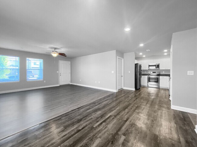 Foto del edificio - Stunning Renovated Duplex | 3BR/2BA Dream Home in Prime Location