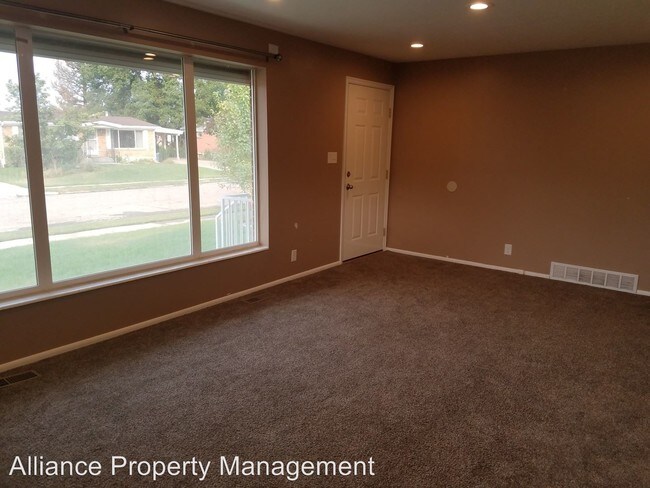 Building Photo - 5 br, 2.5 bath House - 332 Owens St.