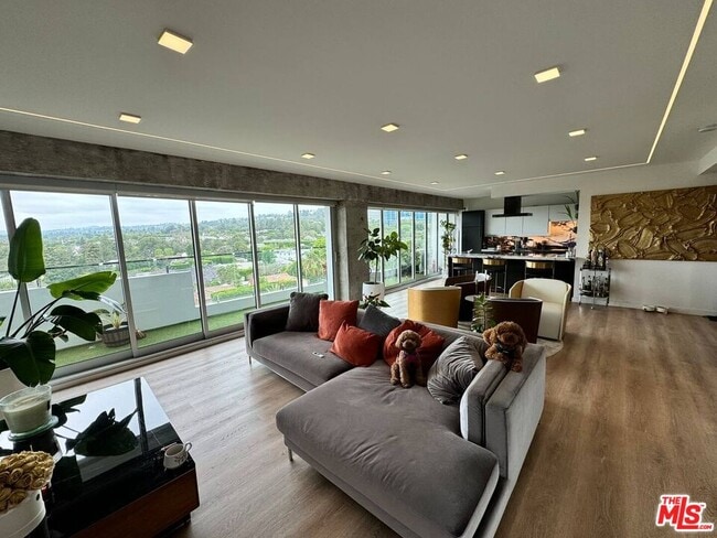 Building Photo - 838 N Doheny Dr