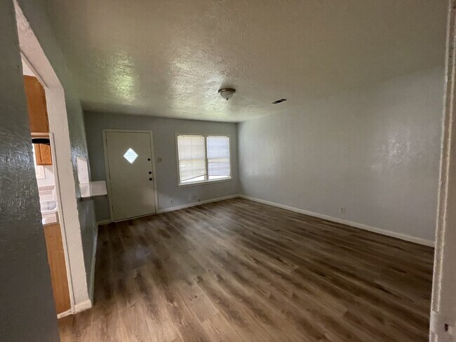 Building Photo - 407 Forrest St.