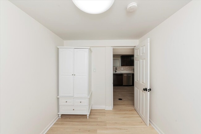Building Photo - 5639 N Artesian-