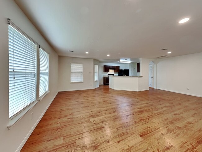 Foto del edificio - 18734 Dennington Dr