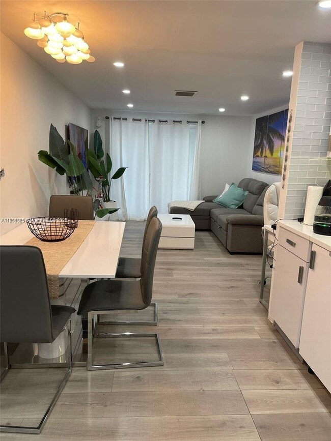 Foto del edificio - 5880 SW 15th St