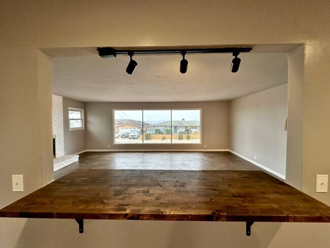 Building Photo - Spacious Coastal Home with Ocean Views and...