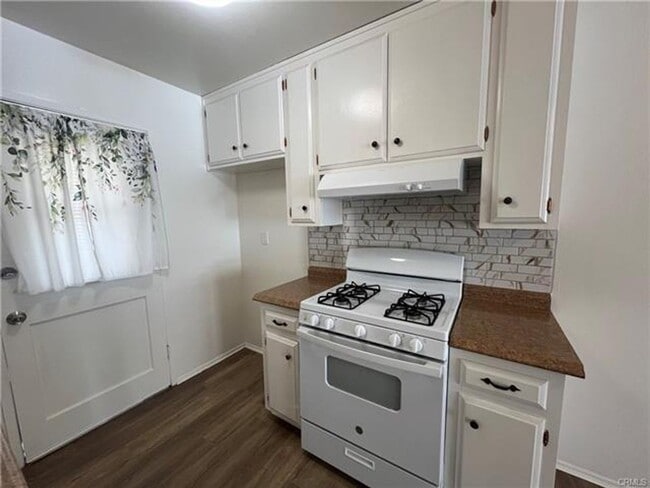 Building Photo - Beautifully renovated 2-bedroom -  55+ community