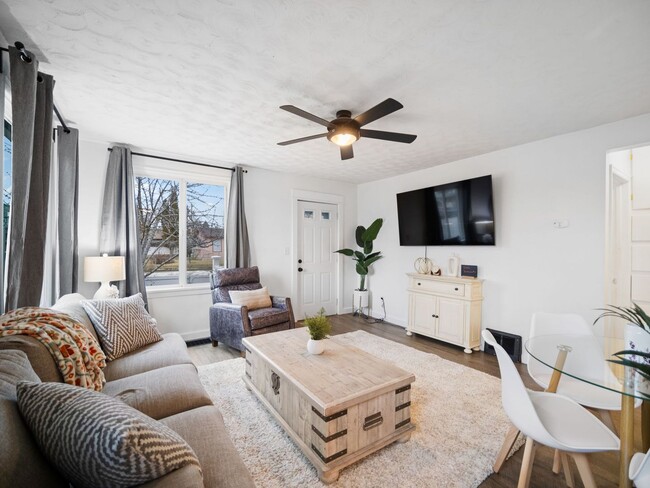 Building Photo - Cute & Cozy 2 bedroom home near parks & sc...