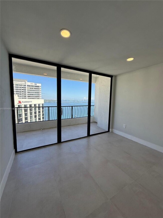 Foto del edificio - 555 NE 15th St