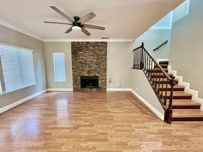 Foto del edificio - $3,500 Private pool, Solar Panels, 5 Bed, ...