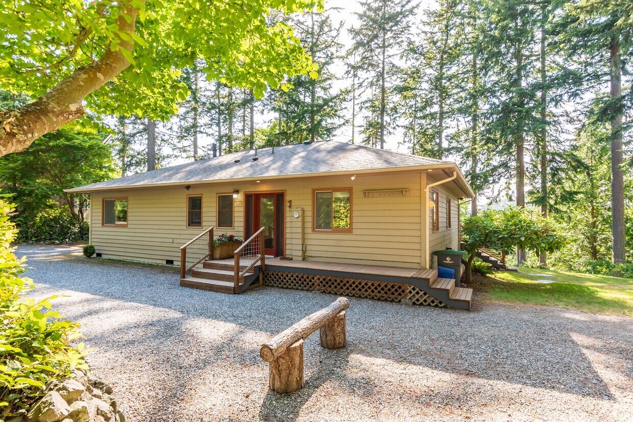 Primary Photo - 3 Bedroom Fully Furnished Home with water ...