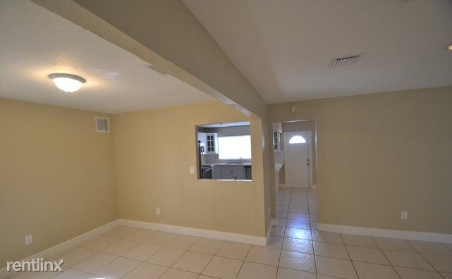 Building Photo - 7715 SW 127th Ct