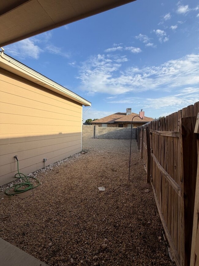 Building Photo - 1412 W Calle Sur St
