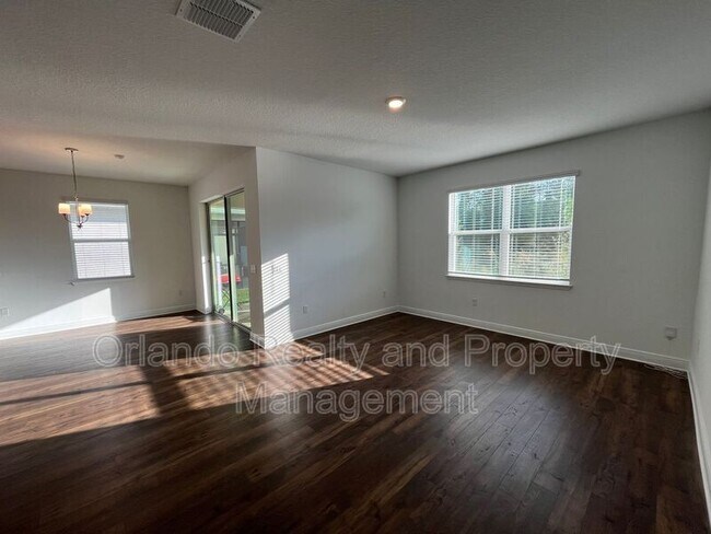 Foto del edificio - 737 Trillium Ct