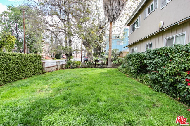 Building Photo - 12942 Moorpark St
