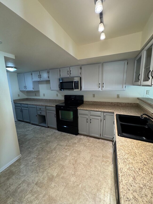 Foto del edificio - 2 BEDROOM, 2 1/2 BATH TOWNHOME W/2 CAR GAR...