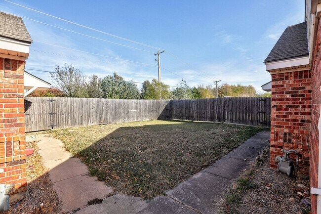 Building Photo - Beautiful 3BD/2BTH Duplex in Norman!