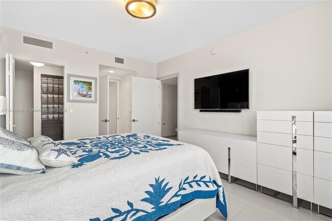 Building Photo - 5300 Paseo Blvd