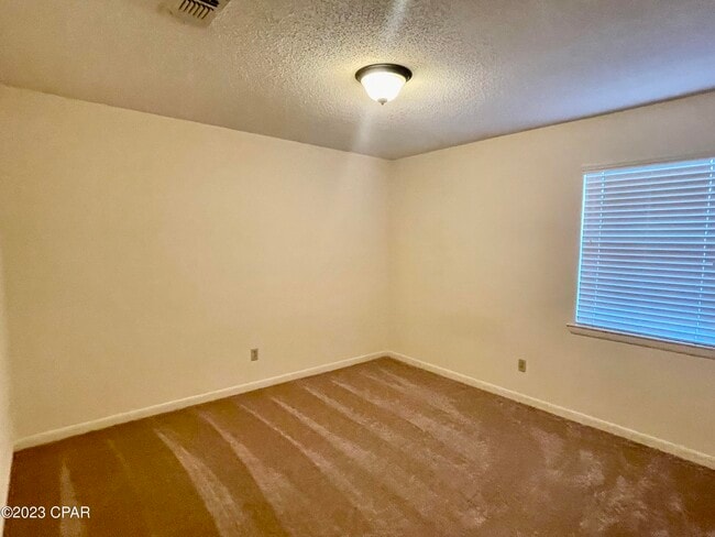 Building Photo - 5527 Hilltop Ave