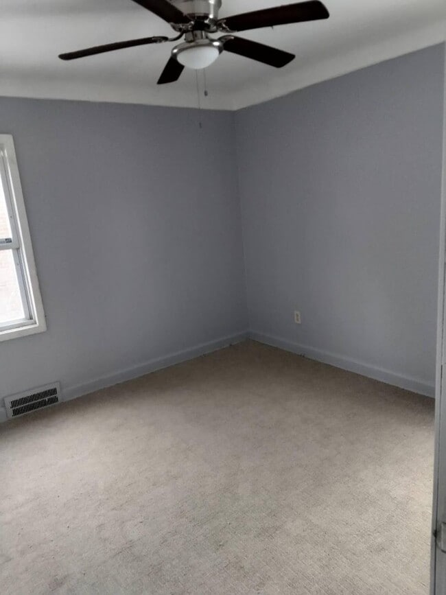 Building Photo - Charming 3 bedroom